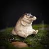 Crocodile resin ornaments, animal decorations, crocodile sitting, fun and cute design, modern art resin home gifts.