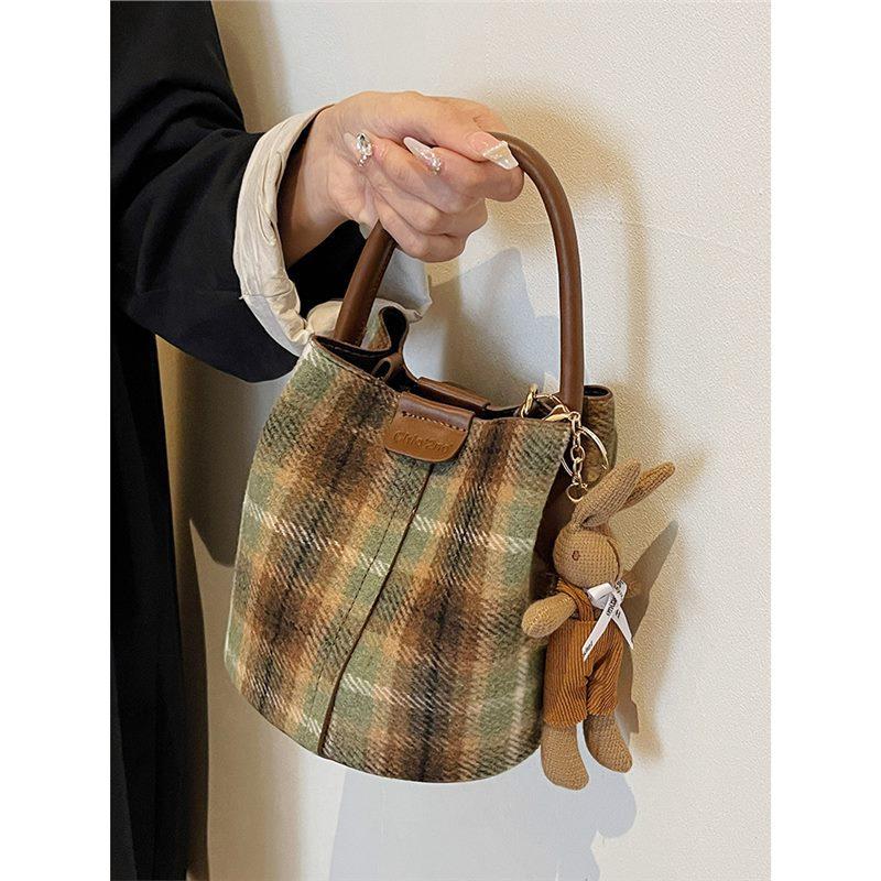 Retro niche hand-carried bucket bag women's autumn contrasting color fashion shoulder bag high-end textured messenger bag