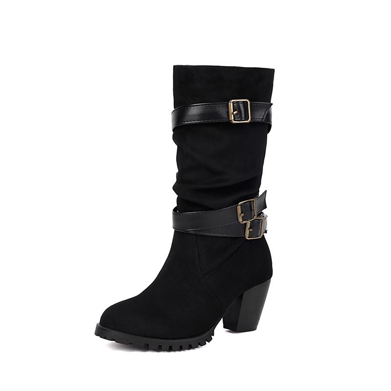 Didelio dydžio minkštos PU medžiagos apvadas su trijų eilių sagtimi moteriškiems vidutinio ilgio batams su smailėjančiu storu kulnu ir flokuota medžiaga blauzdos batams