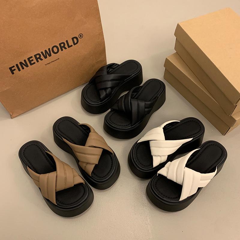 Neue Hausschuhe mit dickem Boden für Damen-Sommer-Outdoor-Bekleidung gehen aus, um die Höhe zu erhöhen, Französische 2025 Keilsandalen super Feuer Modegefühl a