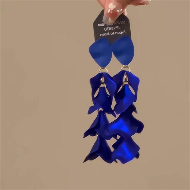 Cold & Glamorous Heavy-Duty Metal Petal Stud Earrings: Luxurious, Exquisite Ear Clips for Women