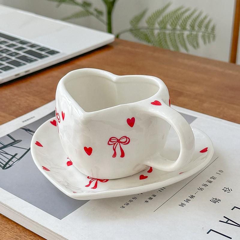 Ins Stil, hochwertiges herzförmiges Mädchen handbemaltes Keramik handgeformtes Kirsch-Kaffeebecher- und Untertassen-Set, Schleifen-Latte-Tasse.