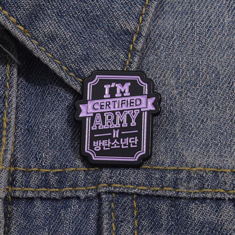 BTS Spilla "SONO UN ARMY CERTIFICATO", Spilla Metallica per Fan ARMY dei Bangtan Boys, Distintivo da Bavero Kpop per Zaino e Abbigliamento