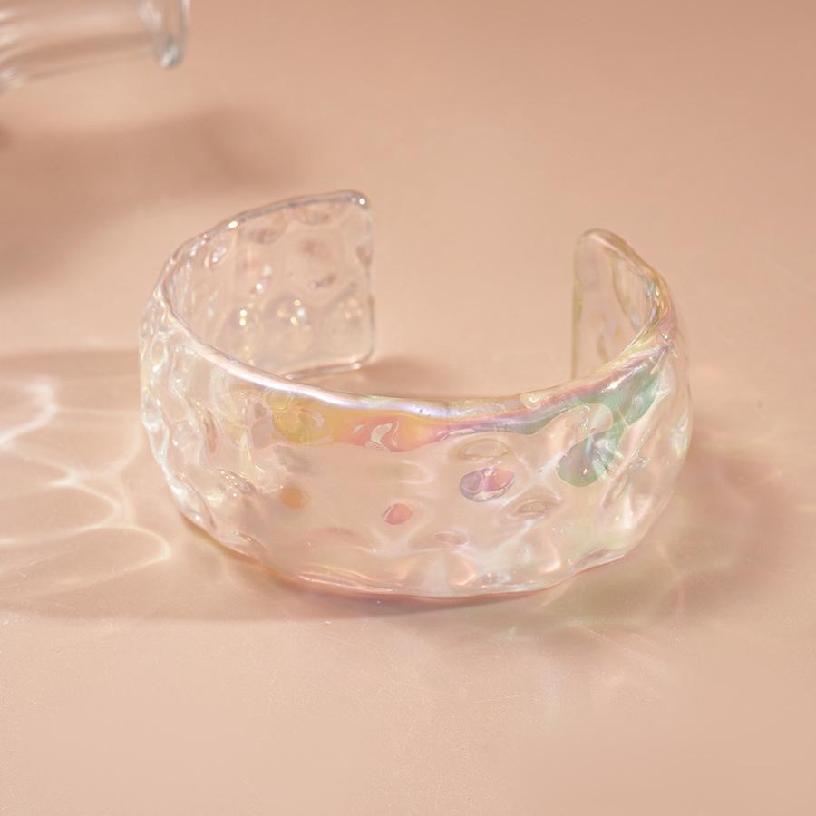 Bracciale Geometrico Acrilico Iridescente Esagerato: Gioielli Unici e di Alta Gamma per le Mani delle Donne
