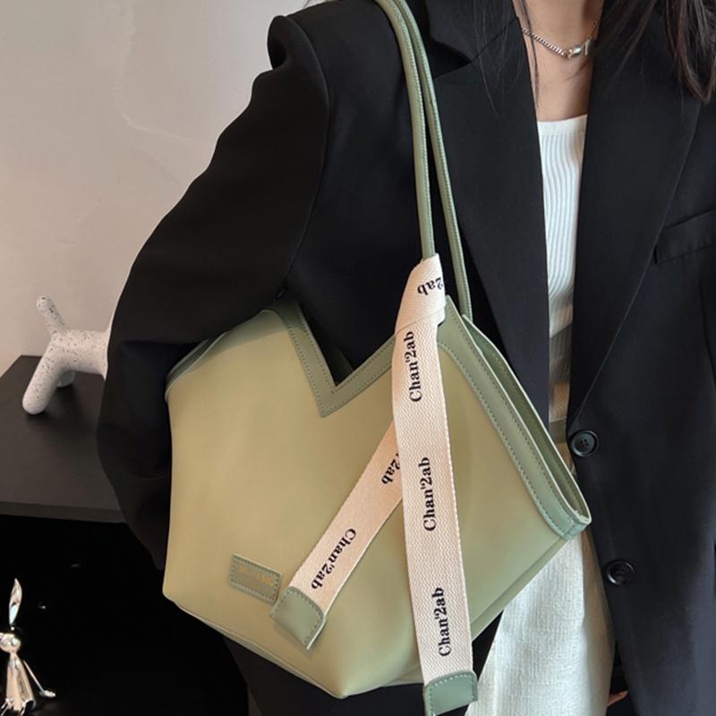 IELGY trendy fashion drawstring heart shaped large capacity shoulder bag for women