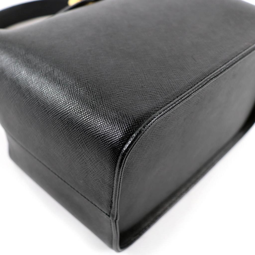 Ótima Bolsa GIVENCHY com Fecho de Giro Bolsa de Viagem de Couro couro preto Feminina Usada