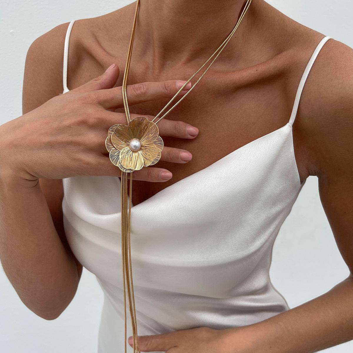 Design Sense Three-Dimensional Flower Pearl Necklace, Personalized Metal Chain Long Fringed Collarbone Necklace