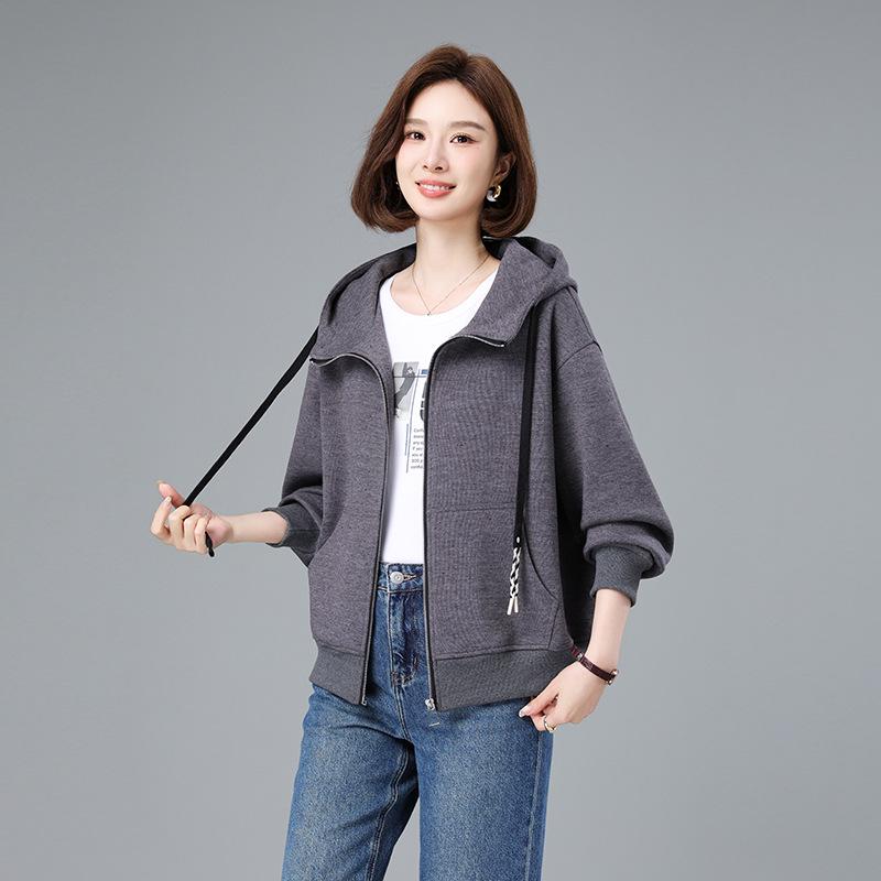 

Женская куртка маленького размера свободного кроя со стойкой - Коллекция Весна/Осень 2025, Доступны большие размеры, Приталенный дизайн. XL серый