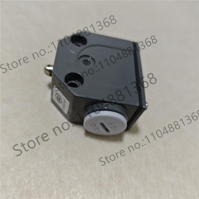 1pcs SN04D12-502-M SN04D12-502-MC SN04R12-502-M SN04R12-502-MC double contact combination limit travel switch