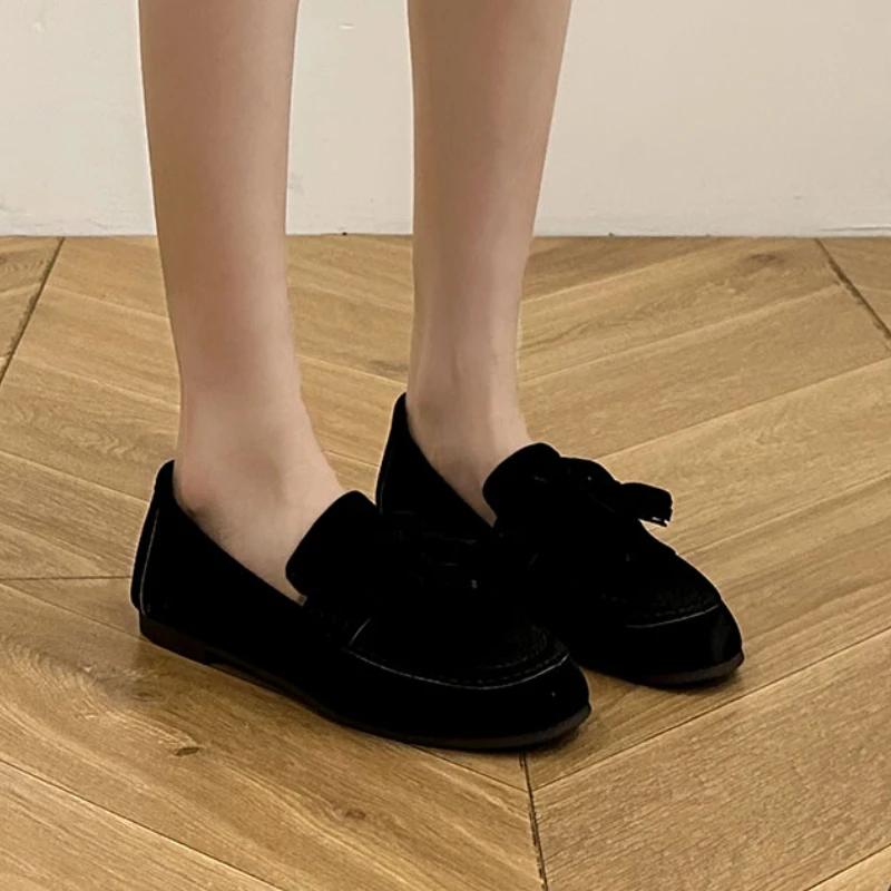 Модные классические и универсальные женские туфли на плоской подошве 2024 года — фото 5