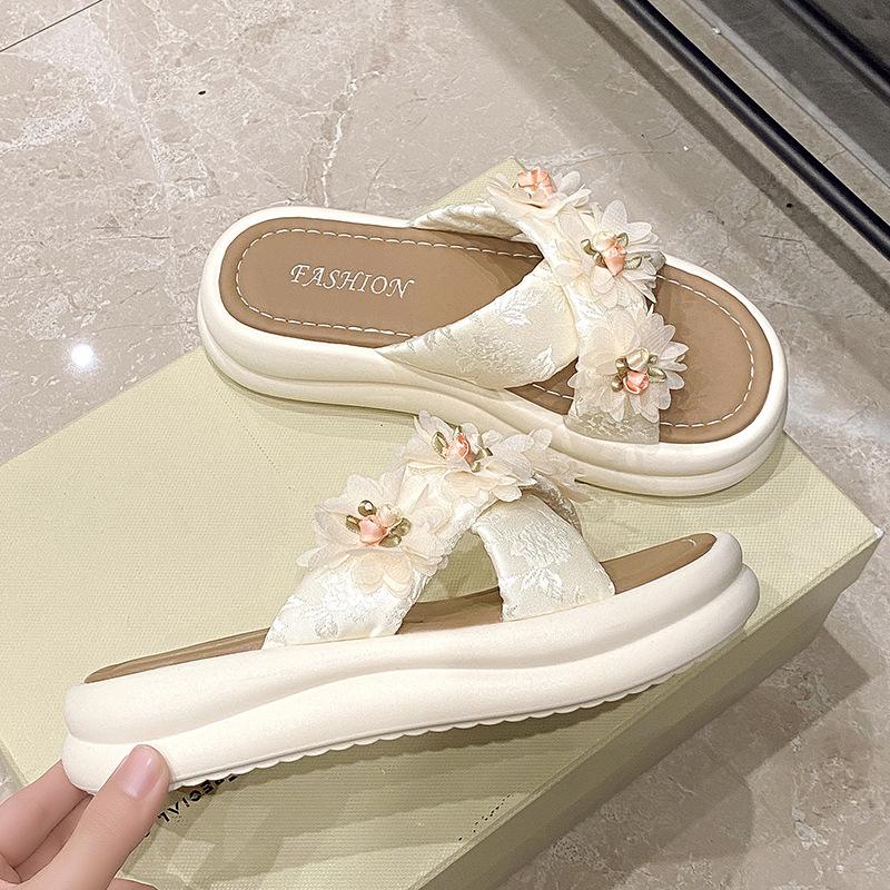 Beautiful pearl flower slippers female summer wear 2025 new fairy wind soft bottom one-word thick bottom beach sandals