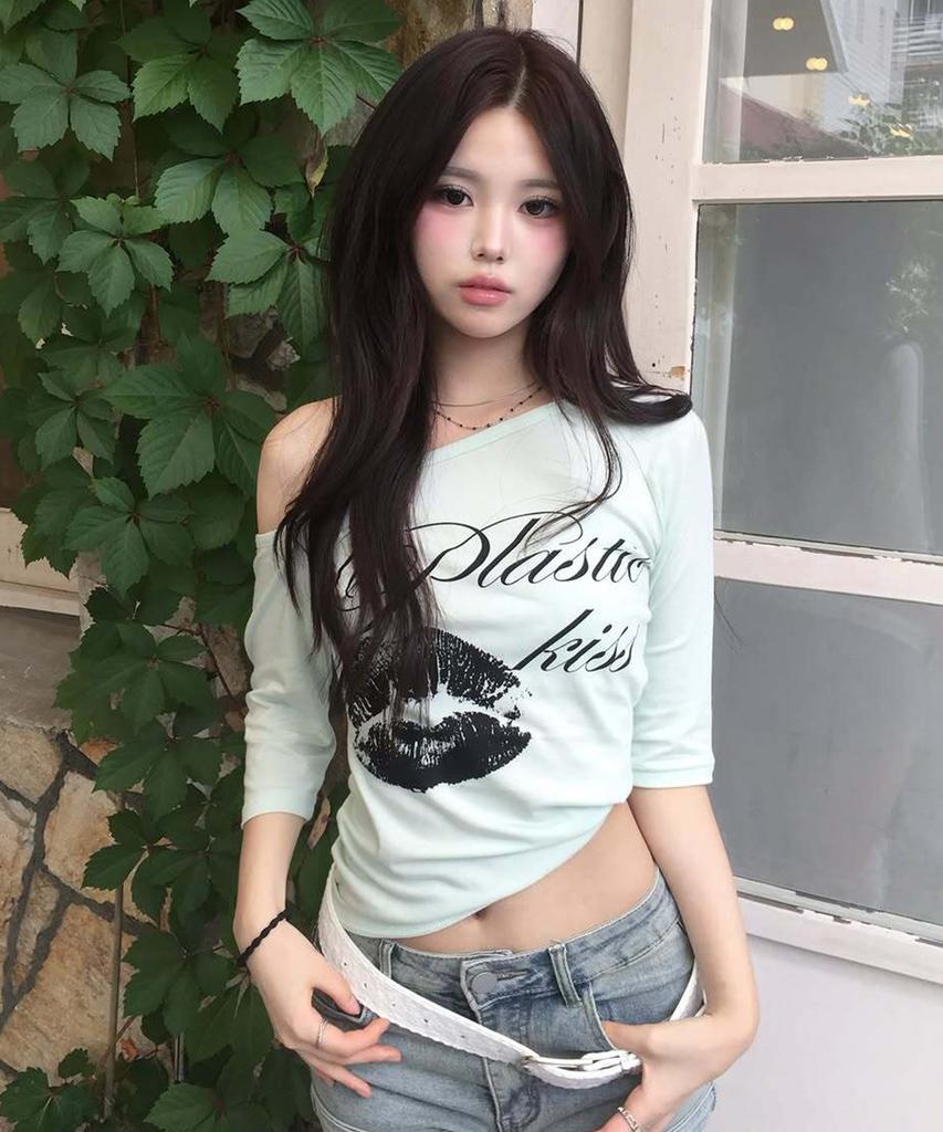 FANCY CLUB Plastic Kiss One-Shoulder Top (Mint) F26Qb051