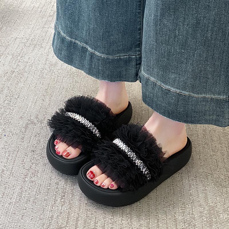 French Small Fragrant Style Slippers Women's Summer Wear 2025 New Internet Celebrity Fashion Rhinestone Thick Bottom Beach Sandals