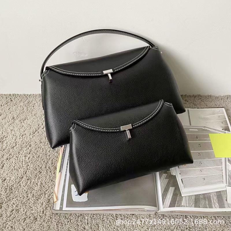 

Сумка Toteme из коровьей кожи с клапаном и замком T-Lock - большая вместительная сумка-мессенджер через плечо