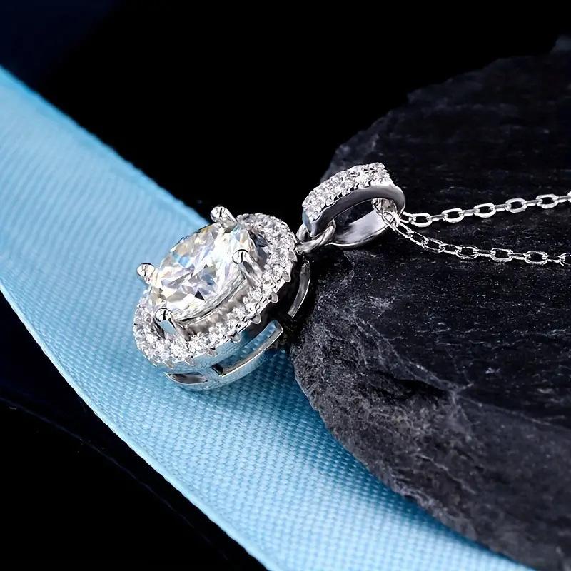 Ladies' Circular Pendant Necklace, Inlaid with Synthetic Zircon Design, Elegant and Sparkling Collarbone Chain, Birthday Gift