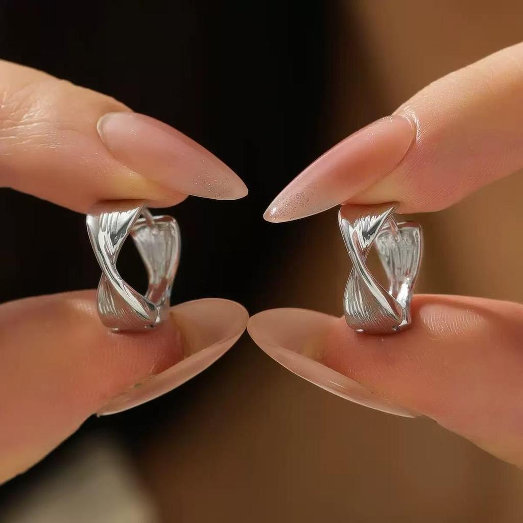 Twisted Geometric Earrings: Light Luxury, Versatile Fashion Statement, Vintage-Inspired New Year Jewelry