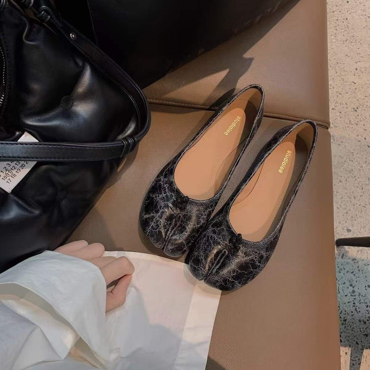 

[sheii] Private items~ Leather pig s trotters split-toe shoes, shallow mouth flat-soled women s single shoes 40