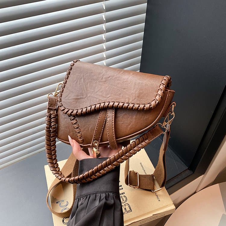 Retro-style Personalized One-shoulder Crossbody Armpit Bag