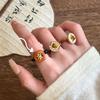 Pierścionek elastyczny z drewnianych koralików z motylem, retro nisza high-end pierścionek na palec wskazujący, lekka luksusowa i wszechstronna biżuteria z temperamentem