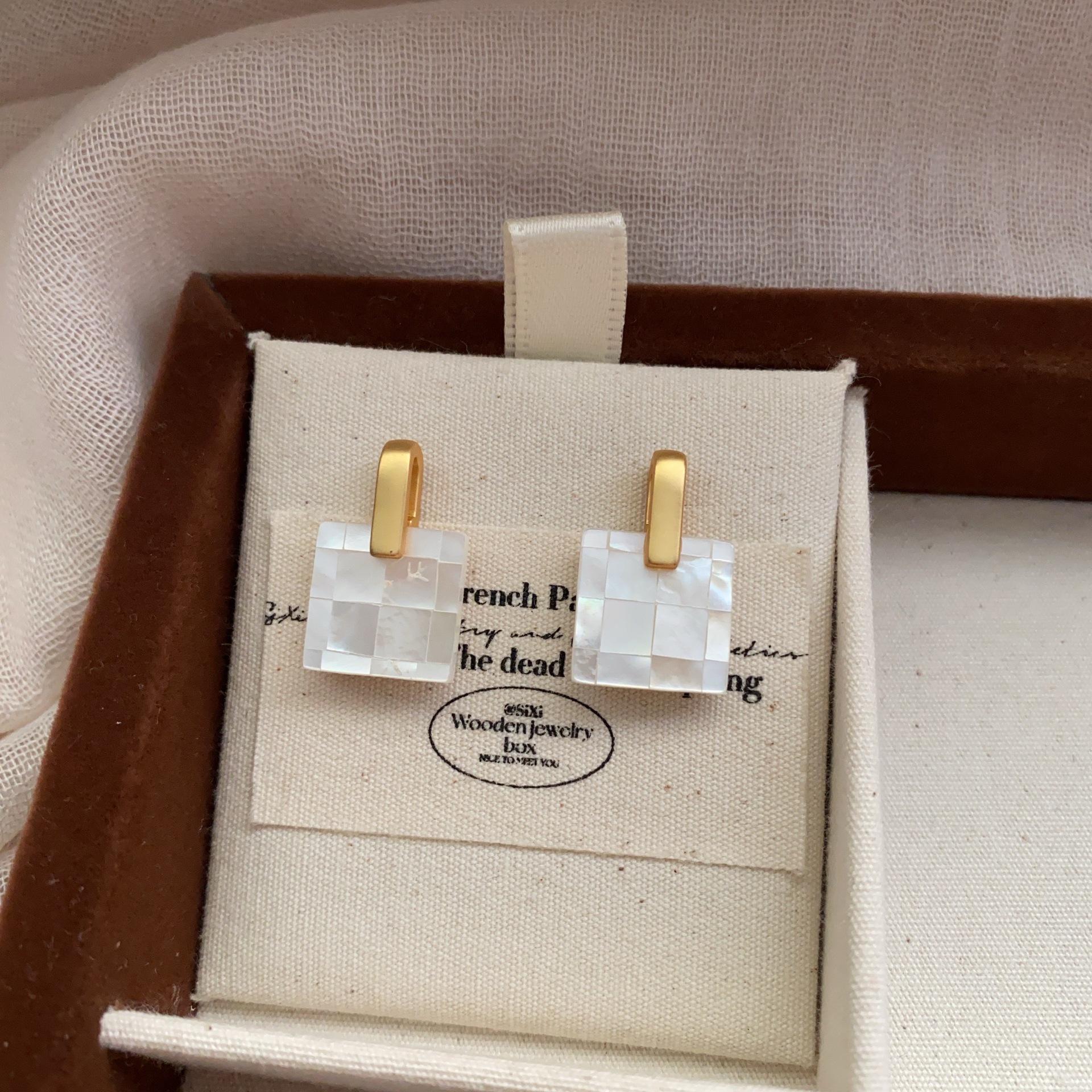 

French Square Mosaic Square Hong Kong Style Shell Simple Necklace Collarbone Chain Fashionable Commuter Versatile Necklace