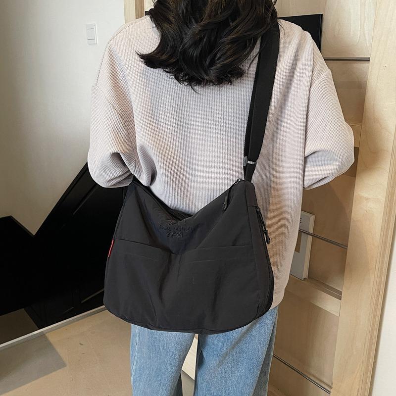 Casual waterproof nylon messenger bag shoulder cloth bag female design sense niche retro commuter dumpling bag