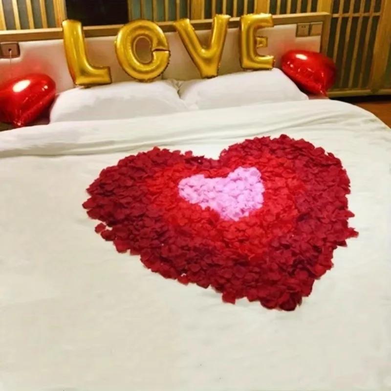 עלי ורדים מלאכותיים וידוי אהבה קישוט לחתונה פרחים מפוזרים ביד יום האהבה הצעת נישואין קישוט רומנטי לחדר חתונה