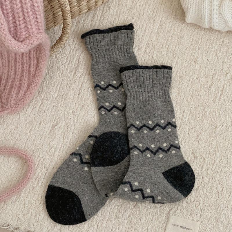 Wool Socks for Women in Autumn and Winter, Polka Dot Mid-calf Socks for Warmth, Paired with Boken Shoes, Striped Pile Socks for Women