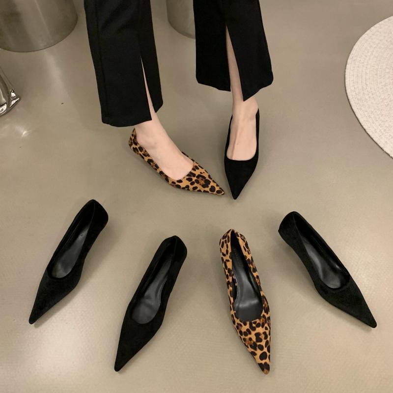 נעלי נשים צרפתיות עקבים גבוהים קטנים מקצועיות שחורות אביב 2025 חדשות עקב דק פה רדוד ריינסטון מחודדות עקב נמוך נעלי נשים בודדות