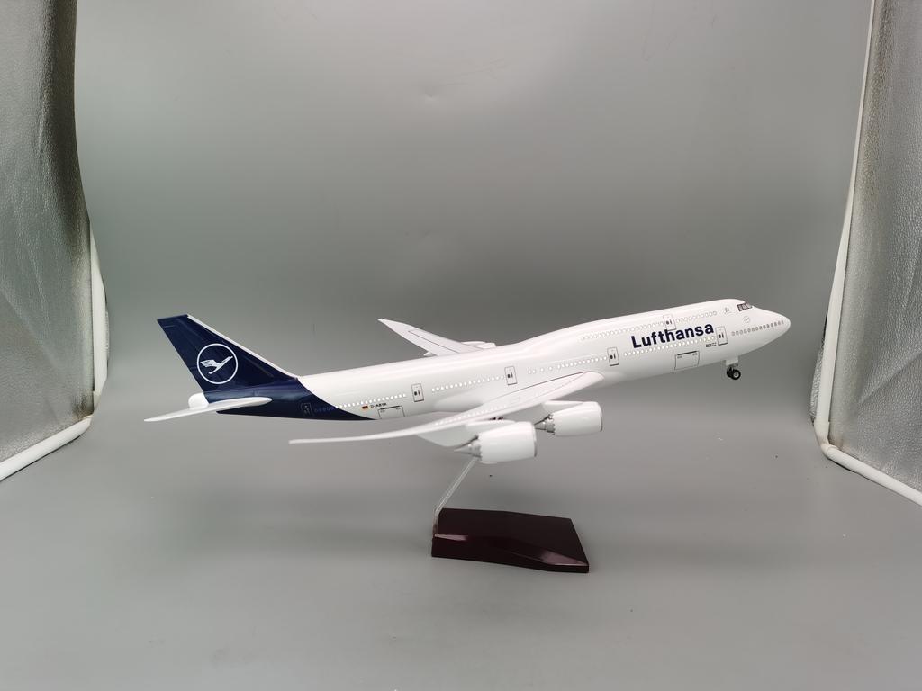 1/150 Airline 747 Plane Model B747 Lufthansa Airplane Model Light and Wheel Landing Gear Plastic Resin Plane Model Decoration