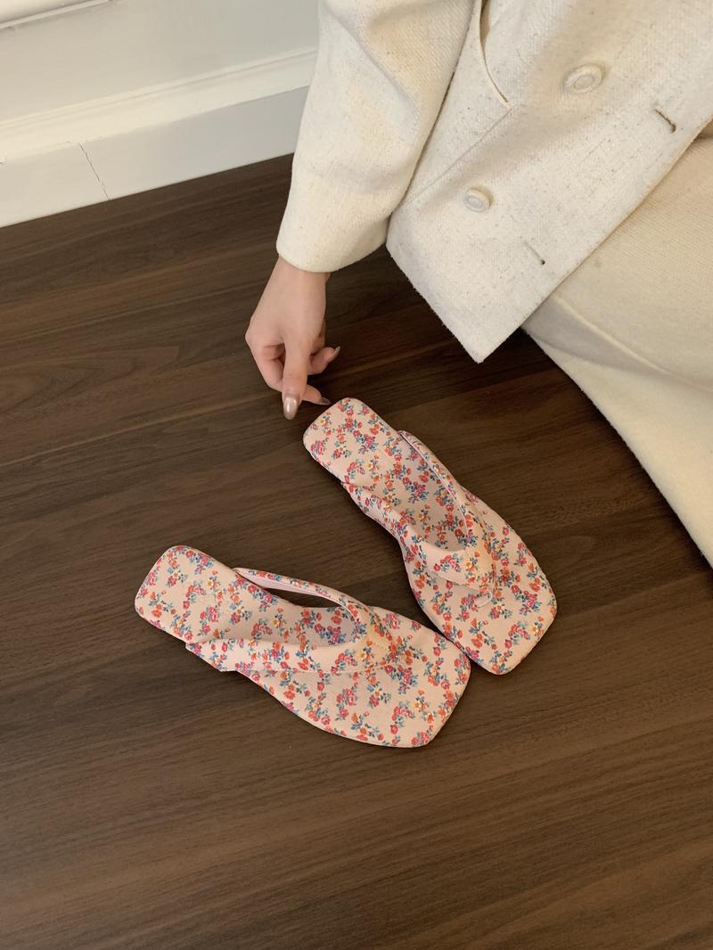 

Flat bottom square head leopard print flip-flops for women s summer wear 2025 new seaside vacation pinch foot cool slippers for women 40