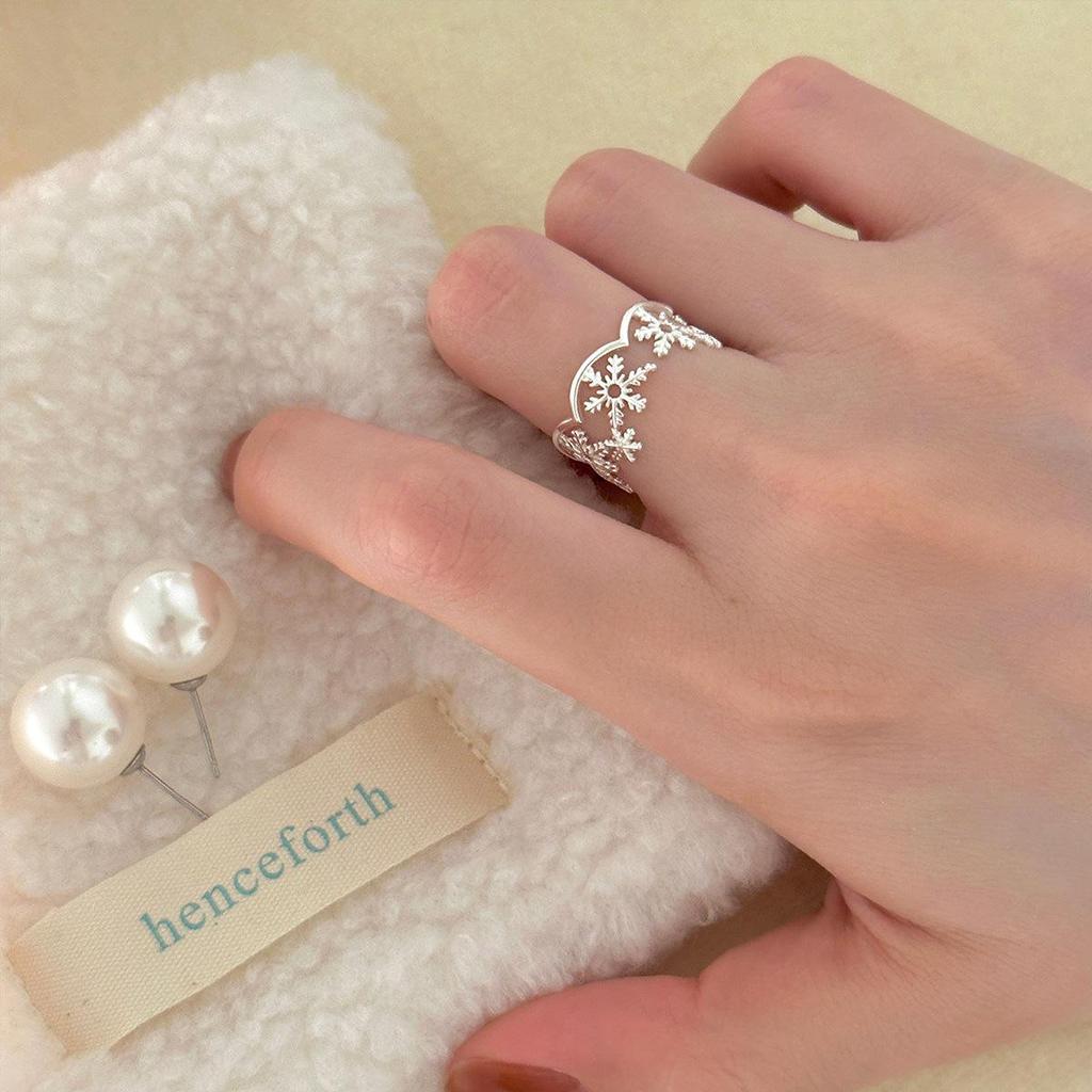 Exquisite Hollow Snowflake Ring - Trendy, Versatile Fashion Ring for Women, Perfect for OL Commutes or Internet Celebrity Style.