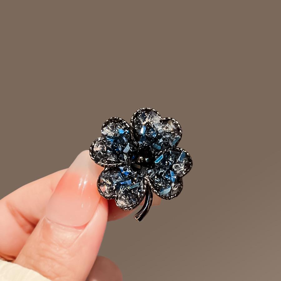 Elegant Pearl Brooch for Women's Suits - High-End Jewelry Pin