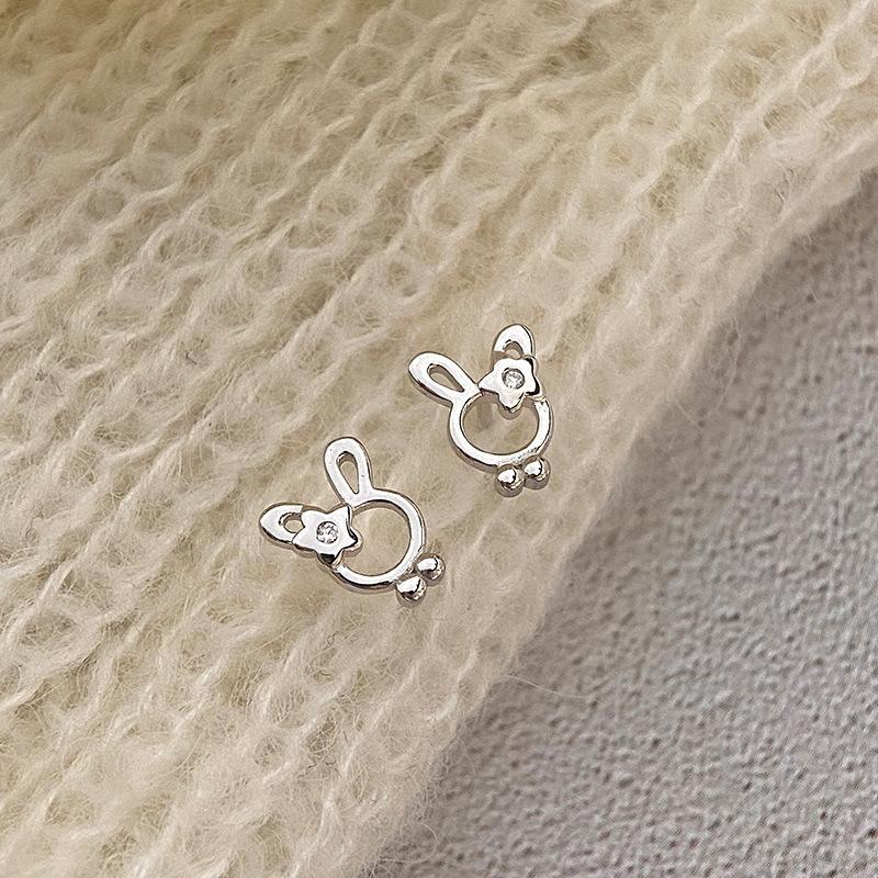 

Cute Little Rabbit Earrings Wearing Flowers