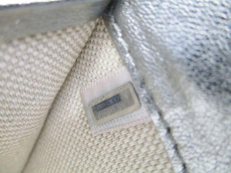 Authentische Jimmy Choo Silber geprägtes Leder Runde Reißverschluss Brieftasche NEFER #8344 Refurbished