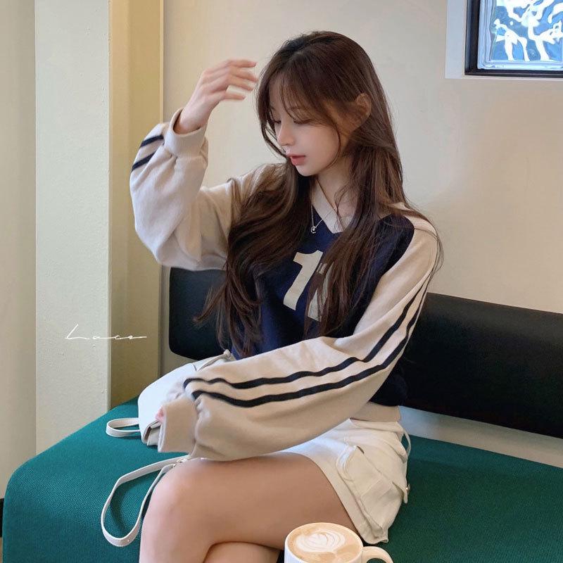 

Ретро свитшот с V-образным вырезом, цветным блоком и буквенным принтом: Модная, Молодящая Повседневная Свободная Блузка для Весны и Осени 2025 L [110-130 lbs] темно-синий