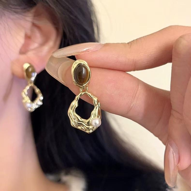 2024 Retro Amber Brown Women's Stud Earrings: High-End, Light Luxury, Niche Hong Kong Style