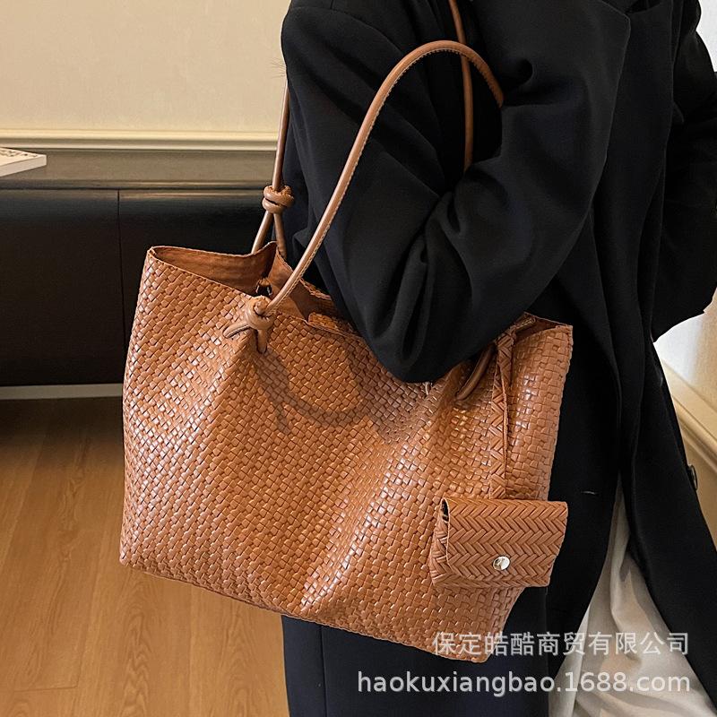 Large Capacity Bag Women's Autumn and Winter 2025 New Versatile Retro Shoulder Bag Casual Premium Texture Commuter Tote Bag
