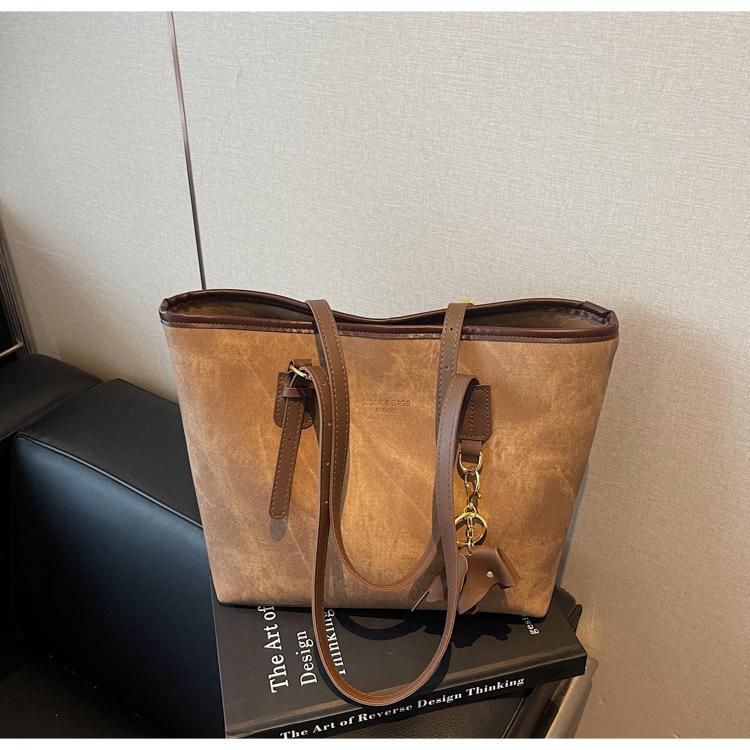 

Вместительная сумка-тоут женская 2025 осень и зима новая модная сумка через плечо сумка для студентов колледжа сумка для поездок на работу сумка под мышкой коричневый