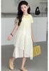 Koreanischer Stil Spitzen Sommer Zweiteiler Kleid mit unregelmäßigem Patchwork - Schichtendesign Midi