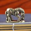 Figurka koně v roce koně, Pasoucí se kůň, Soška koně, Stolní ozdoba koně, Socha na stole v obývacím pokoji