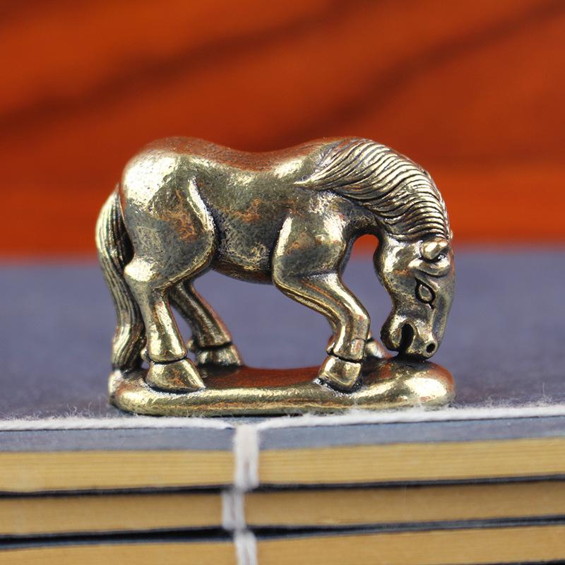 Figurka koně v roce koně, Pasoucí se kůň, Soška koně, Stolní ozdoba koně, Socha na stole v obývacím pokoji