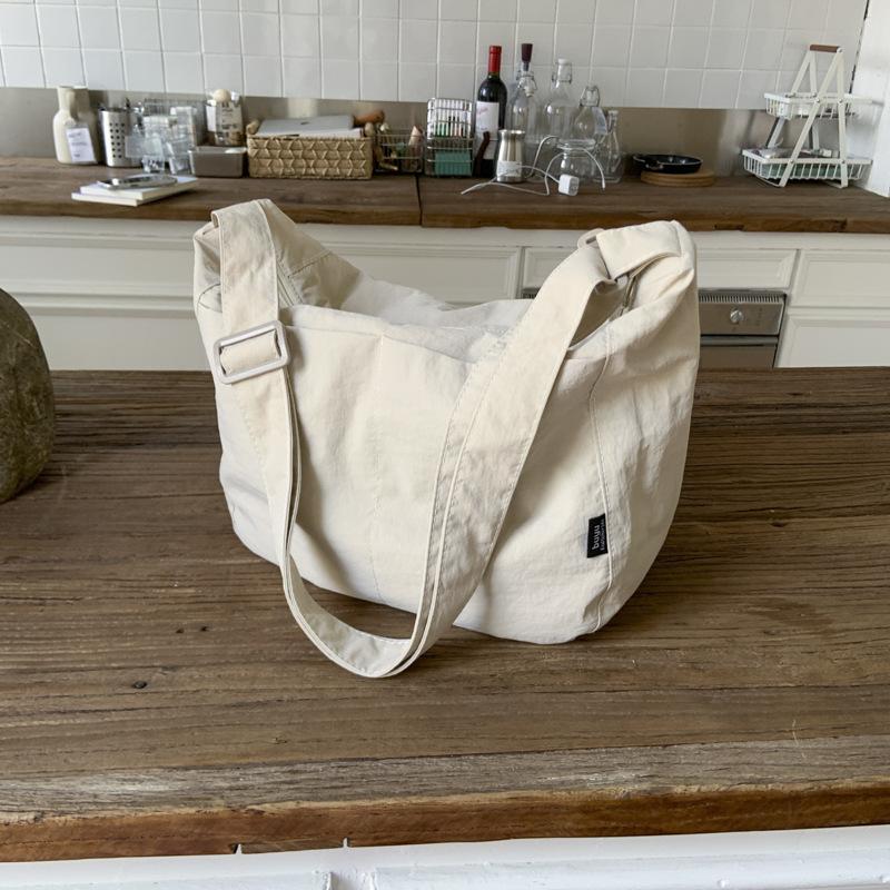 

Korean version of casual canvas tote bag women s bag 2025 new large-capacity lightweight messenger bag simple commuter bag грязно-белый