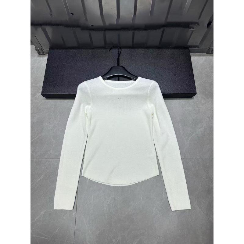 Xiangjia Autumn/Winter 2025 Rhinestone Letter Pullover Knit Top