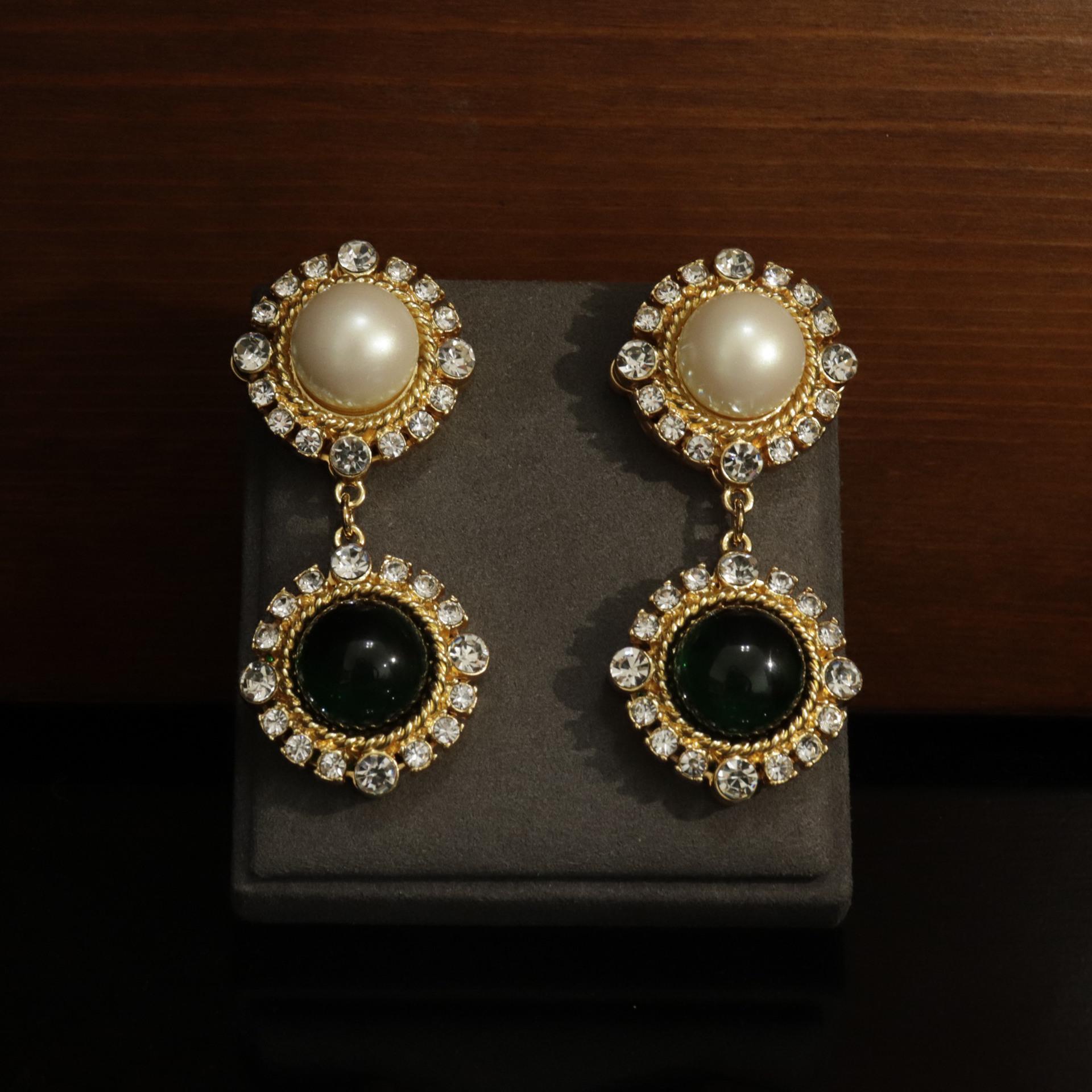Retro Diamond-Encrusted Emerald and Pearl Stud Earrings with Silver Needle