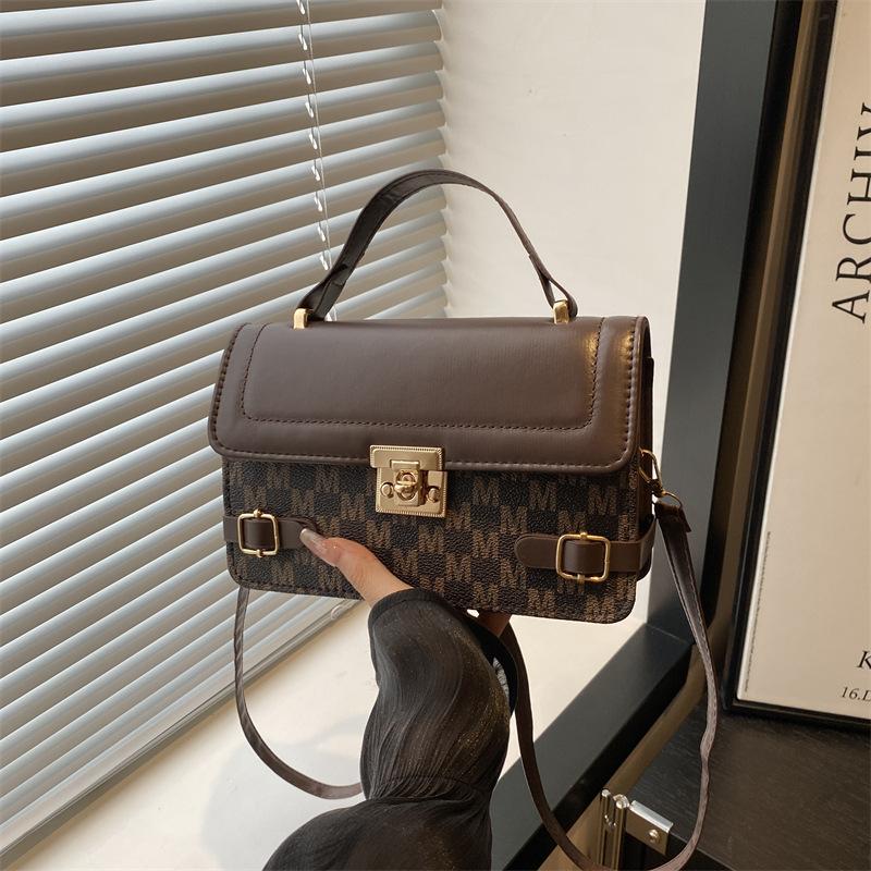 

New fashionable retro messenger bag, commuter to work, shoulder bag, plaid letter diagonal span, small square bag.