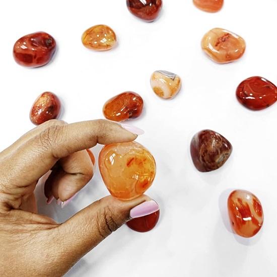 1 Pcs Reiki Healing Crystal Single Tumble Stone Raw Red Carnelian Tumble Gemstone Pebble for Aquarium Home Decorative Garden Table Vastu Correction