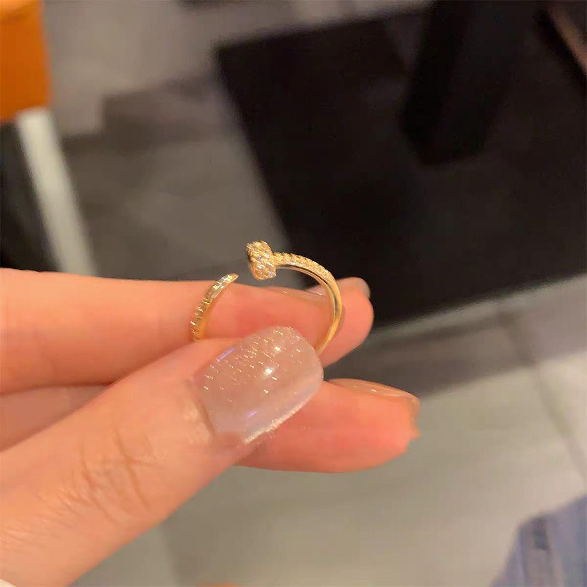 

Изысканное кольцо с цирконием: Роскошная мода, универсальная для любого случая full diamond nail ring