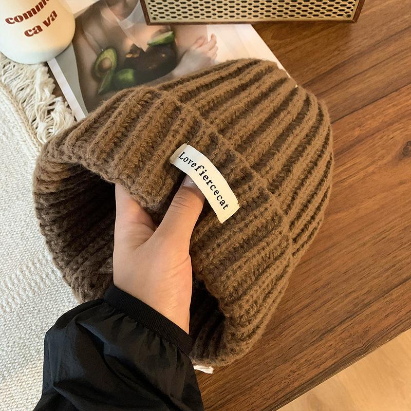 

Шикарная и удобная вязаная шапка на осень и зиму с узором в виде букв кофейный