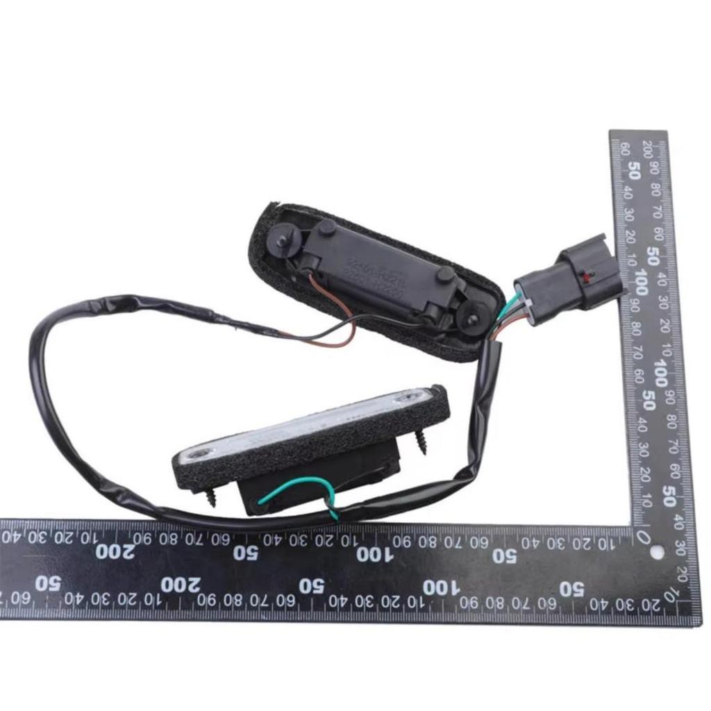 92501-2P000 fits Kia Sorento 2011-13 rear license plate light assembly.