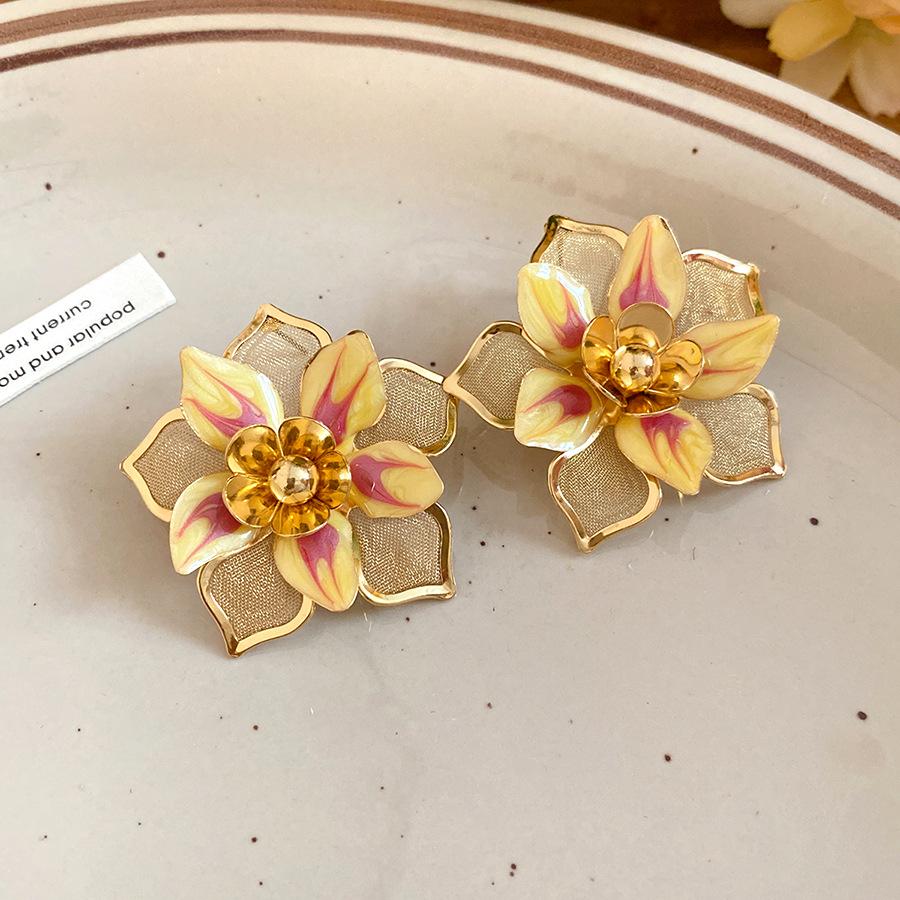 

Holiday wind steel needle dripping oil flower stud earrings female sweet temperament earrings light luxury high-end earrings design sense niche